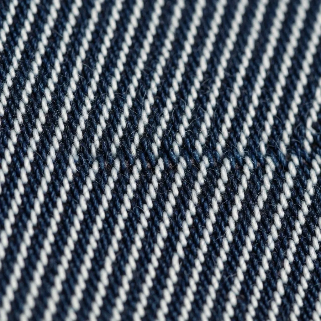 Nahaufnahme einer Köperbindung in Denim mit diagonaler Rippenstruktur